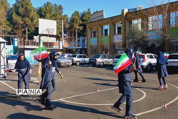 گرامیداشت دهه فجر و نواختن زنگ انقلاب در دبیرستان شهید زهره‌وند شهرستان قرچک