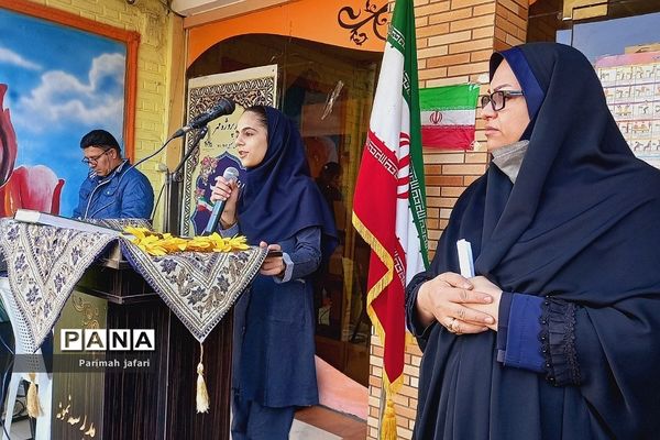 گرامیداشت دهه فجر و نواختن زنگ انقلاب در دبیرستان شهید زهره‌وند شهرستان قرچک