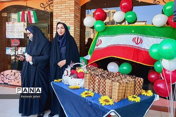 گرامیداشت دهه فجر و نواختن زنگ انقلاب در دبیرستان شهید زهره‌وند شهرستان قرچک