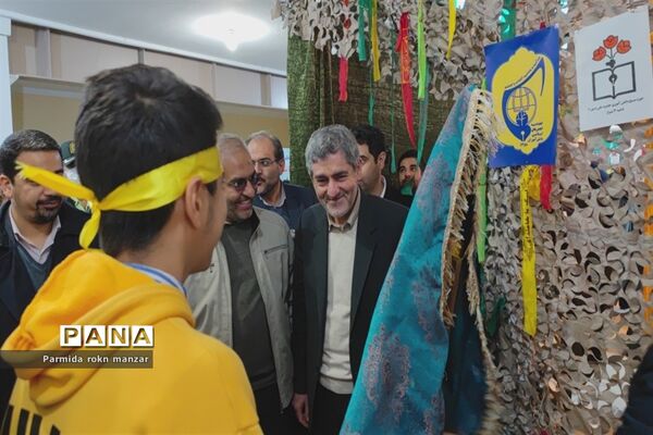 زنگ انقلاب  همزمان با سراسر کشور در مدارس استان فارس نواخته شد