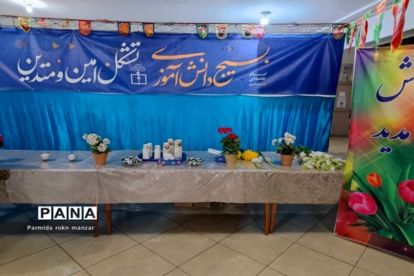 زنگ انقلاب  همزمان با سراسر کشور در مدارس استان فارس نواخته شد