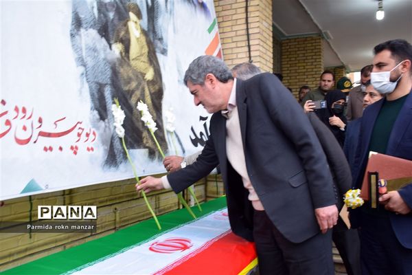 زنگ انقلاب  همزمان با سراسر کشور در مدارس استان فارس نواخته شد