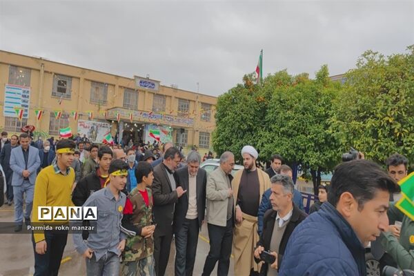 زنگ انقلاب  همزمان با سراسر کشور در مدارس استان فارس نواخته شد