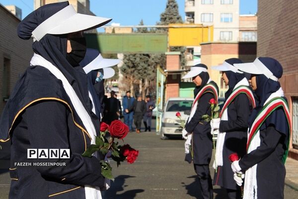 طنین گلبانگ انقلاب در بهارستان‌دو
