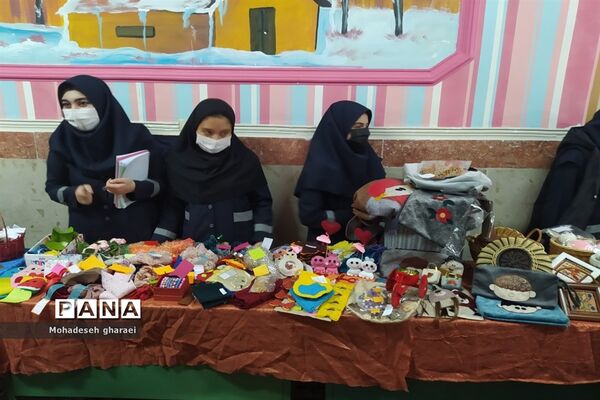 برگزاری بازارچه دانش‌آموزی در دبیرستان نوشین بختیاری بخش جوادآباد