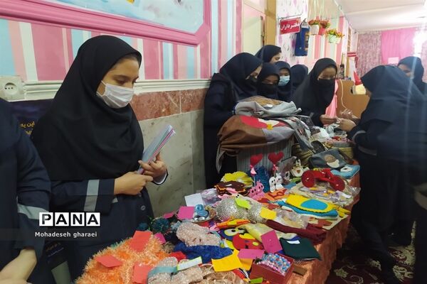 برگزاری بازارچه دانش‌آموزی در دبیرستان نوشین بختیاری بخش جوادآباد