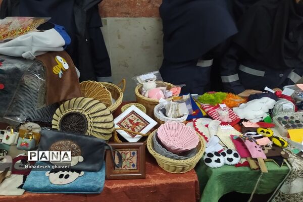 برگزاری بازارچه دانش‌آموزی در دبیرستان نوشین بختیاری بخش جوادآباد