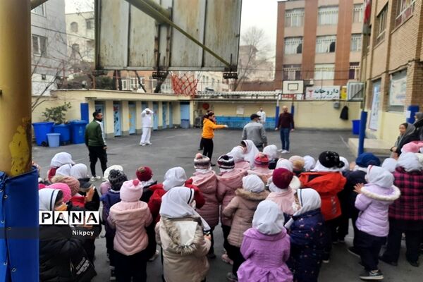 برگزاری مسابقات ورزشی به مناسبت دهه فجر در دبستان حقیقت منطقه ۱۳