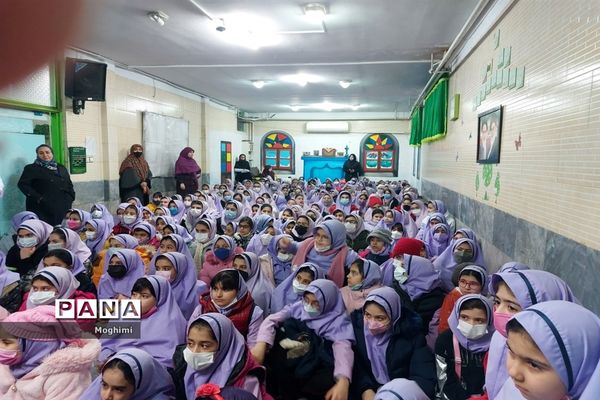 جشن سالروز ورود امام و نواختن زنگ انقلاب در دبستان دخترانه فرهنگ منطقه ۱۳
