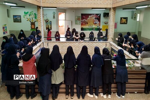 آغاز برنامه‌های دهه فجر در دبیرستان دخترانه فیض کاشانی منطقه ۱۴
