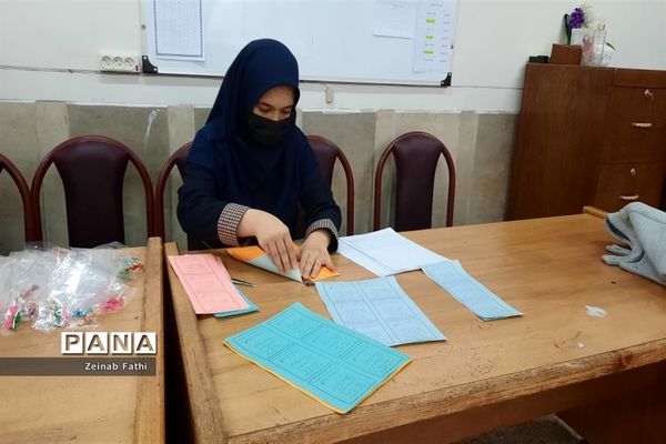 آغاز برنامه‌های دهه فجر در دبیرستان دخترانه فیض کاشانی منطقه ۱۴