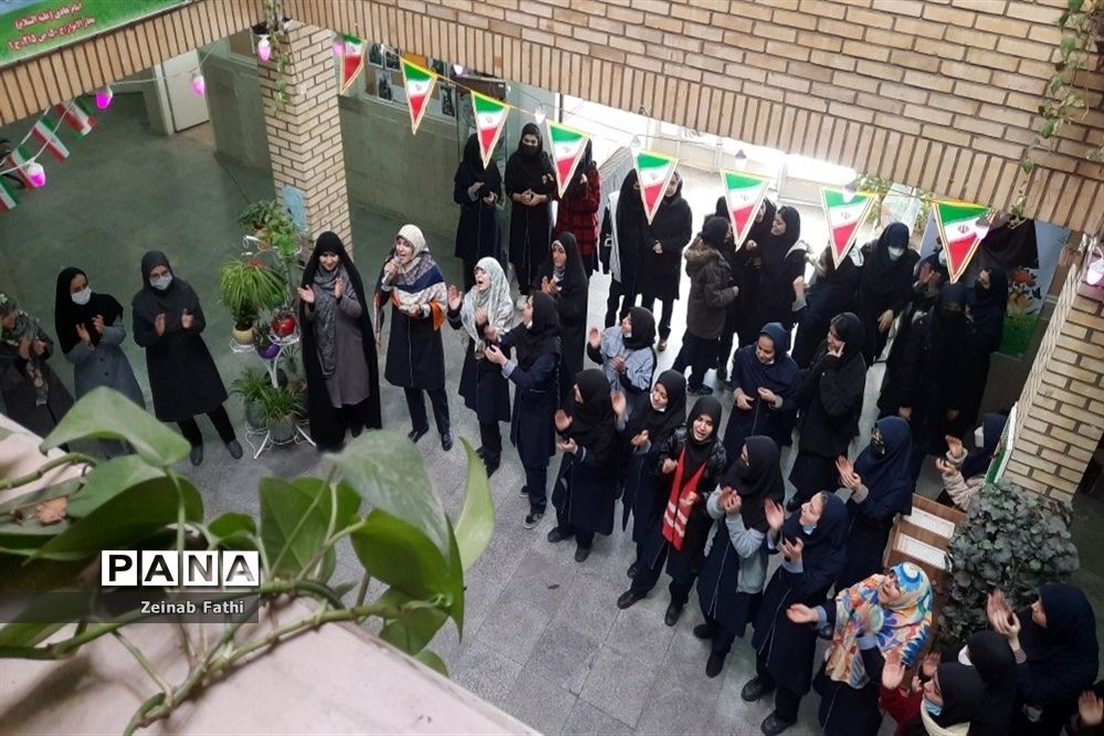 آغاز برنامه‌های دهه فجر در دبیرستان دخترانه فیض کاشانی منطقه ۱۴