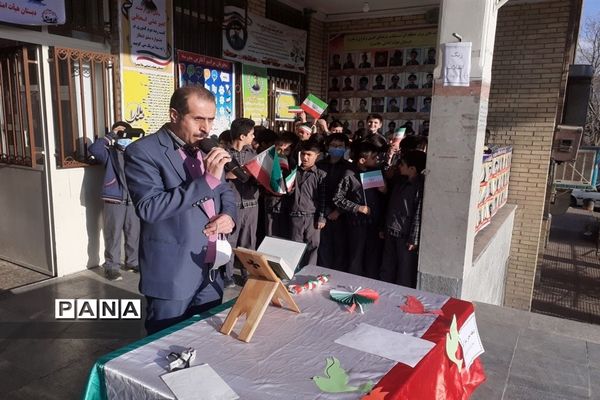 صدای زنگ انقلاب به مناسبت روز ۱۲ بهمن در دبستان پسرانه هیات امنایی ملاصدرا شهرستان قدس