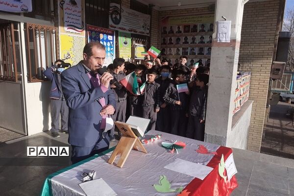 صدای زنگ انقلاب به مناسبت روز ۱۲ بهمن در دبستان پسرانه هیات امنایی ملاصدرا شهرستان قدس