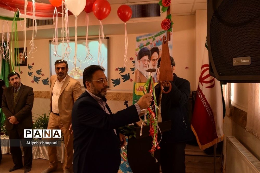 نواختن زنگ انقلاب در دبیرستان دخترانه شاهد امام حسین منطقه ۱۴