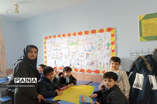 نقاشی همگانی و پویش سرود ملی در دبستان نیکان ملارد