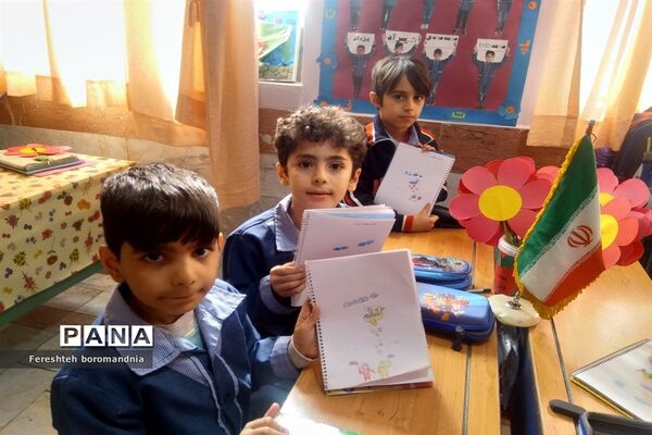 نقاشی همگانی و پویش سرود ملی در دبستان نیکان ملارد