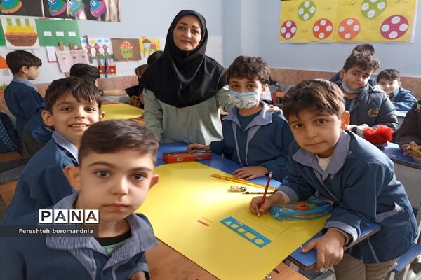 نقاشی همگانی و پویش سرود ملی در دبستان نیکان ملارد