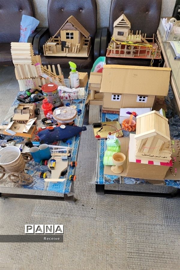 برگزاری جشن دهه مبارک فجر و برپایی نمایشگاه انقلاب و نمایشگاه دست سازه‌های دانش‌آموزی در مدارس اقلید