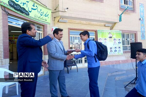 جشن شکوه و اقتدار همراه با جنگ شادی در دبیرستان نمونه پسرانه آیت الله خامنه‌ای کاشمر