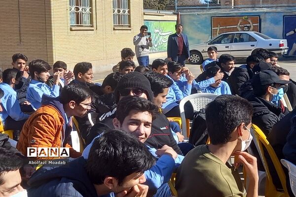 جشن شکوه و اقتدار همراه با جنگ شادی در دبیرستان نمونه پسرانه آیت الله خامنه‌ای کاشمر