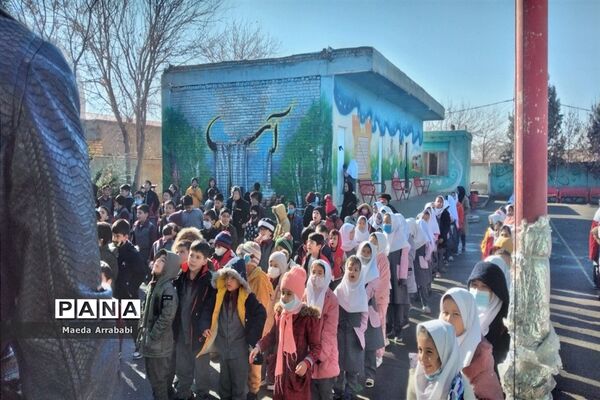 جشن و پذیرایی دانش‌آموزان مدرسه امام محمد باقر(ع) به‌مناسبت دهه فجر