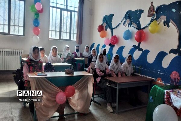 جشن و پذیرایی دانش‌آموزان مدرسه امام محمد باقر(ع) به‌مناسبت دهه فجر