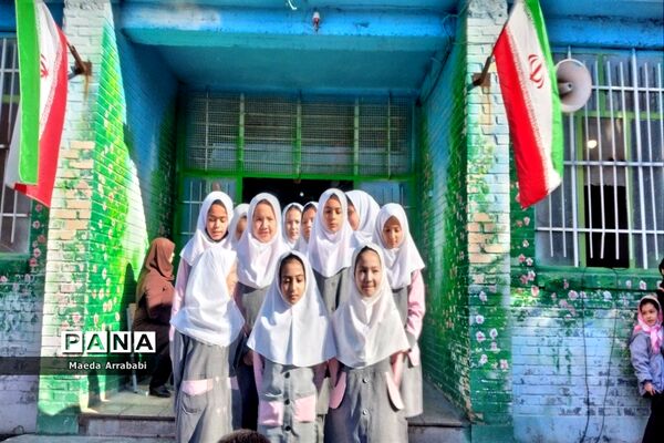جشن و پذیرایی دانش‌آموزان مدرسه امام محمد باقر(ع) به‌مناسبت دهه فجر