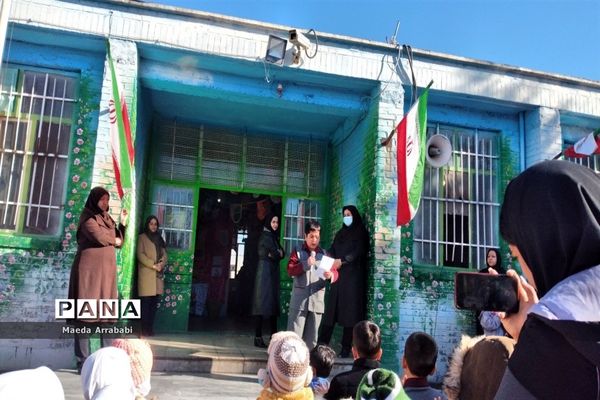 جشن و پذیرایی دانش‌آموزان مدرسه امام محمد باقر(ع) به‌مناسبت دهه فجر