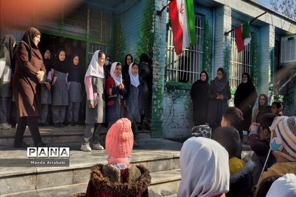 جشن و پذیرایی دانش‌آموزان مدرسه امام محمد باقر(ع) به‌مناسبت دهه فجر