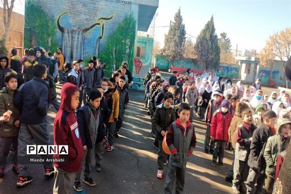 جشن و پذیرایی دانش‌آموزان مدرسه امام محمد باقر(ع) به‌مناسبت دهه فجر