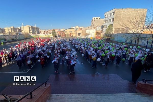 نواختن متمرکز شهرستانی زنگ انقلاب در آموزشگاه آیت الله مشکینی شهرستان پیشوا