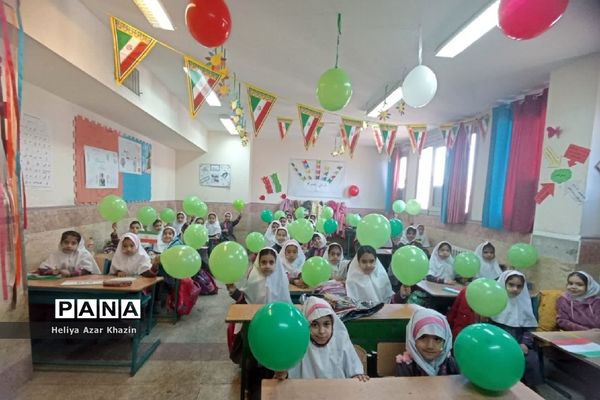 نواختن متمرکز شهرستانی زنگ انقلاب در آموزشگاه آیت الله مشکینی شهرستان پیشوا
