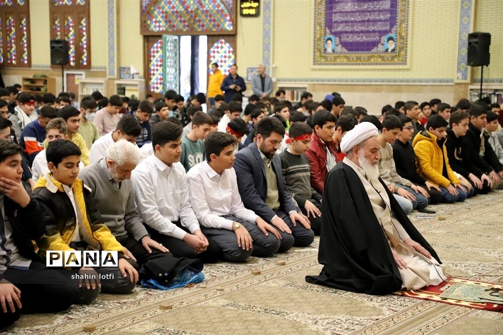 برگزاری جشن تکلیف دانش‌آموزان پسر در مسجد النبی کرمانشاه