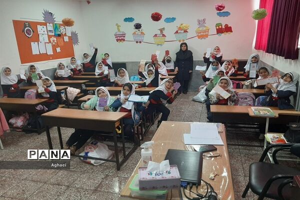 ساخت کارت تبریک به‌مناسبت روز پدر در دبستان حقیقت منطقه ۱۳