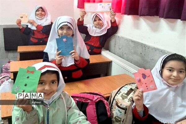 ساخت کارت تبریک به‌مناسبت روز پدر در دبستان حقیقت منطقه ۱۳