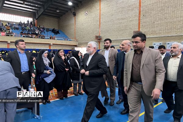 نواختن زنگ گلبانگ انقلاب اسلامی در گلستان