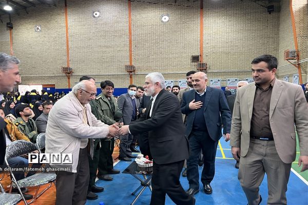 نواختن زنگ گلبانگ انقلاب اسلامی در گلستان