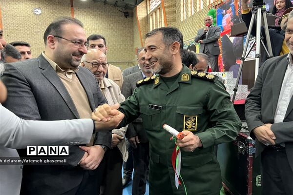 نواختن زنگ گلبانگ انقلاب اسلامی در گلستان