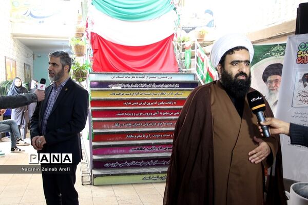 نمایشگاه دانش‌آموزی مدرسه انقلاب در اسلامشهر