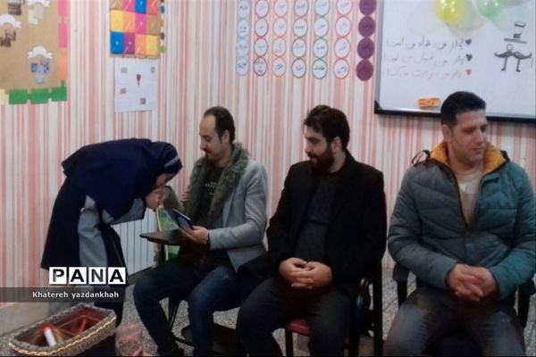 اجرای طرح اکرام پدران توسط دانش‌آموزان مدرسه مریم ملارد