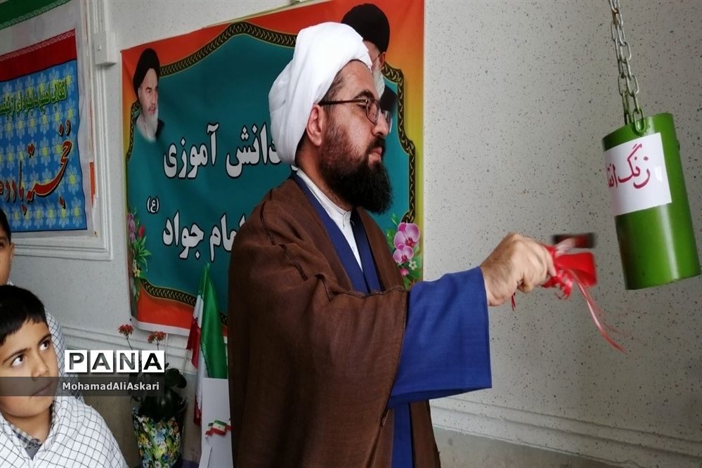 نواخته شدن زنگ انقلاب در مدارس اقلید استان فارس