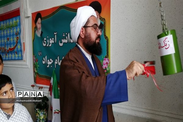 نواخته شدن زنگ انقلاب در مدارس اقلید استان فارس