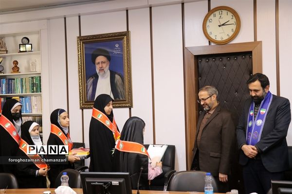 دیدار صمیمی دانش‌آموزان با مدیرکل و معاون پرورشی خراسان رضوی به مناسبت روز پدر