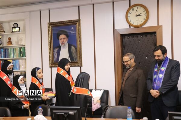 دیدار صمیمی دانش‌آموزان با مدیرکل و معاون پرورشی خراسان رضوی به مناسبت روز پدر