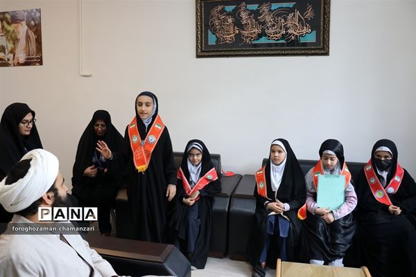 دیدار صمیمی دانش‌آموزان با مدیرکل و معاون پرورشی خراسان رضوی به مناسبت روز پدر
