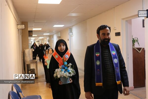 دیدار صمیمی دانش‌آموزان با مدیرکل و معاون پرورشی خراسان رضوی به مناسبت روز پدر