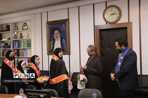 دیدار صمیمی دانش‌آموزان با مدیرکل و معاون پرورشی خراسان رضوی به مناسبت روز پدر