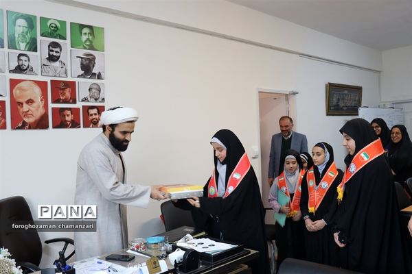 دیدار صمیمی دانش‌آموزان با مدیرکل و معاون پرورشی خراسان رضوی به مناسبت روز پدر