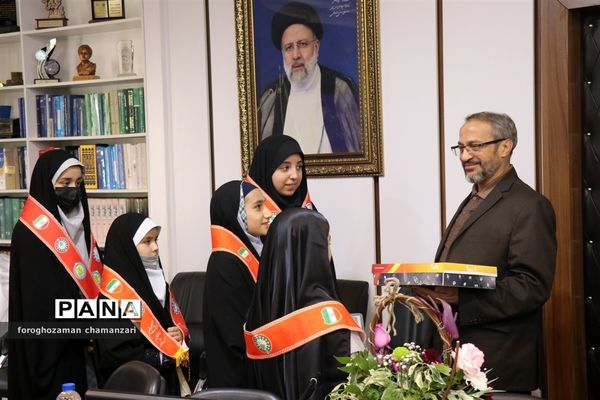 دیدار صمیمی دانش‌آموزان با مدیرکل و معاون پرورشی خراسان رضوی به مناسبت روز پدر